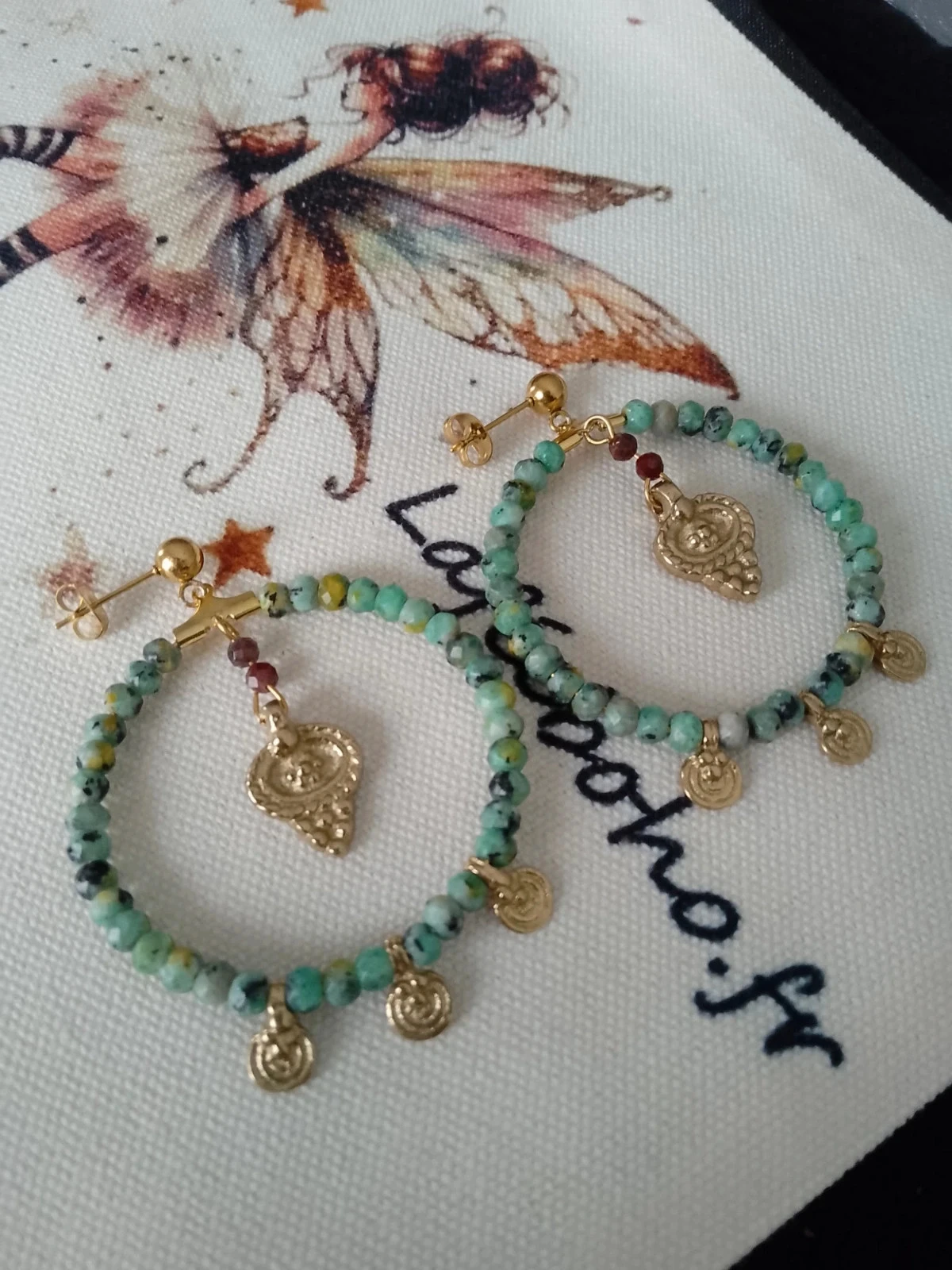 Pendientes bohemios con piedras de turquesa africana y granate y pompones dorados – photo 2